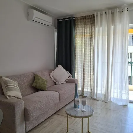 A Pied Apartment *